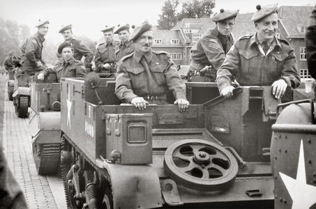 802804 Afbeelding van, in de voorste Armoured Personnel Carrier (APC) T94989 v.l.n.r. Cpl. Griffith-Cochrane (K62863), ...